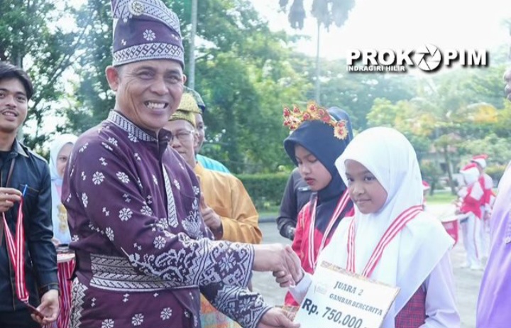 Hari Pendidikan 2024, Pj Bupati Inhil Serahkan Hadiah Perlombaan FL2SN Tingkat SMP dan SD