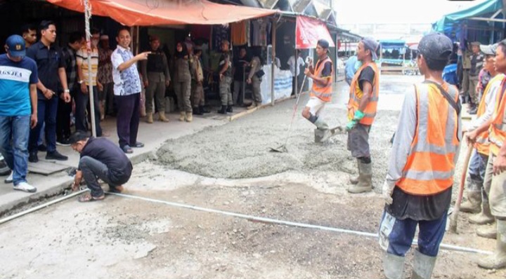 Pj Bupati Inhil Tinjau Perbaikan Jalan Pasar