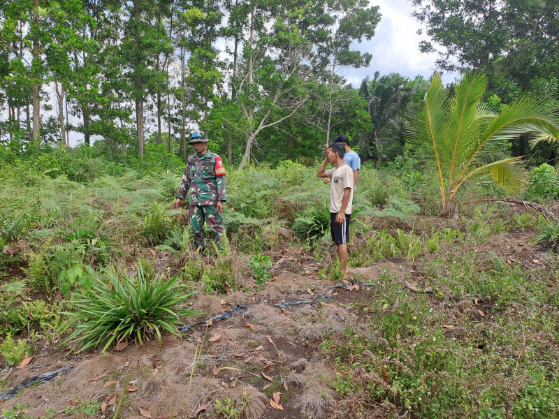 Babinsa Penjuru Patroli Karhutla Bersama Masyarakat