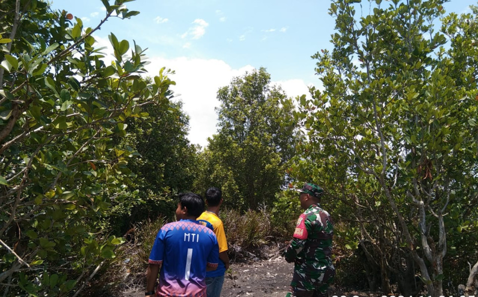 Babinsa Kopda Dodi Suhendro Patroli Karhutla di Kuala Selat