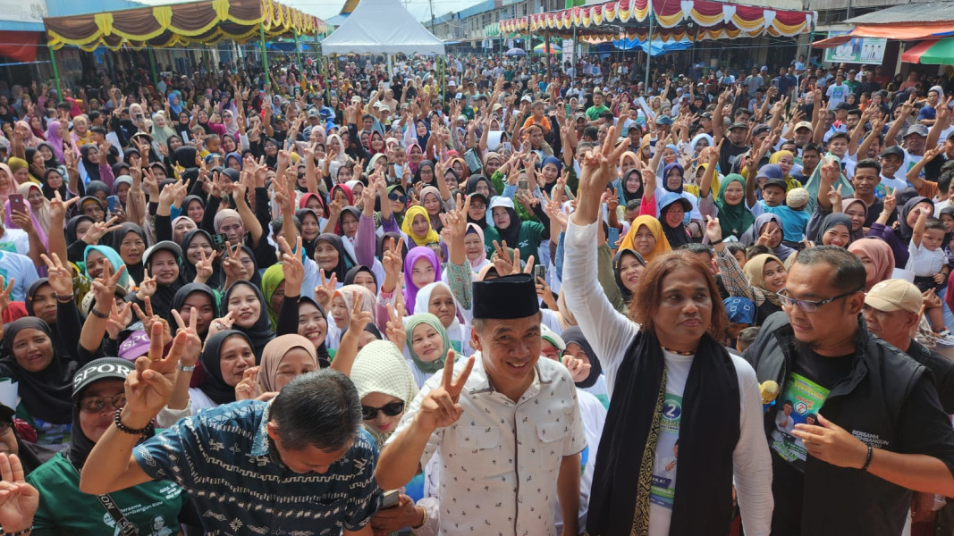 Masyarakat Tumpah Ruah Hadiri Kampanye Paslon Fermadani di Gaung