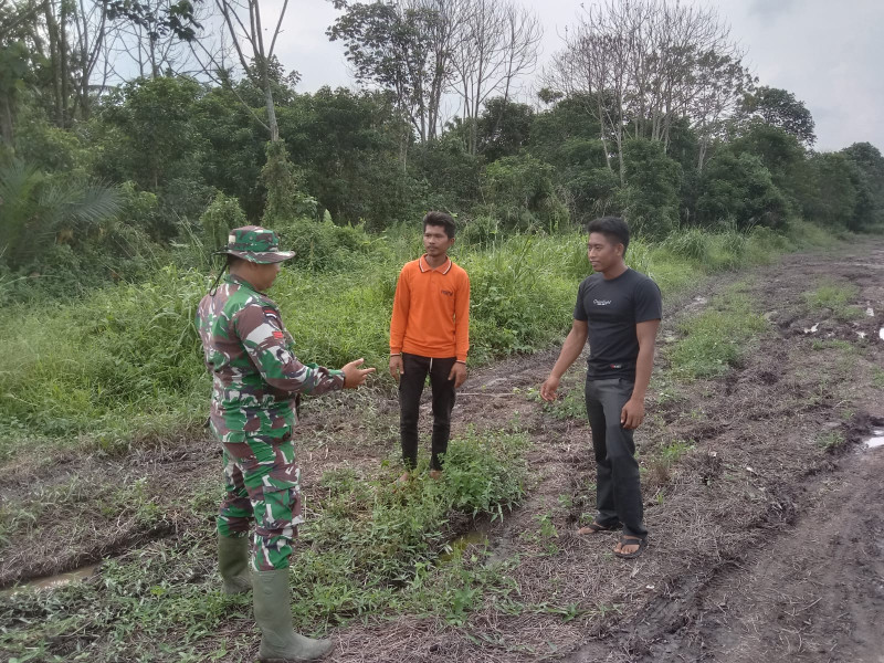 Babinsa Praka Riski Patroli Karhutla di Desa Kelapa Patih Jaya