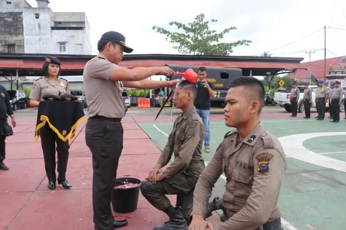 Tradisi Pembaretan 25 Brigadir Remaja Polres Inhil, Kapolres Harap Bisa Secepatnya Berbaur Dengan Masyarakat