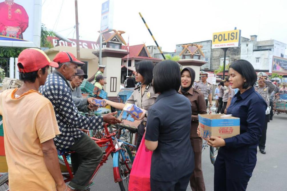 Tukang Becak di Tembilahan di Serbu Para Polwan Cantik