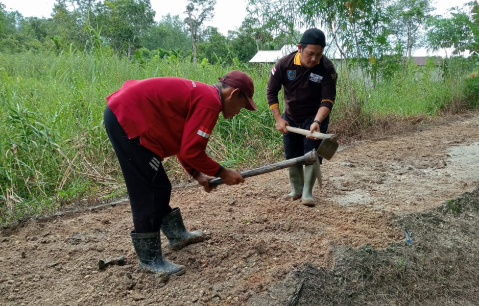 Pemdes dan Warga Sungai Intan Gotong Royong Perbaikan Jalan Poros