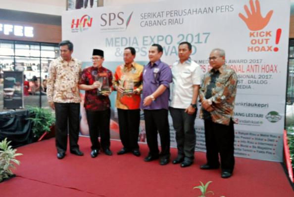 SPS Riau Serahkan Award Media Relathionship Kepada Bupati Inhil