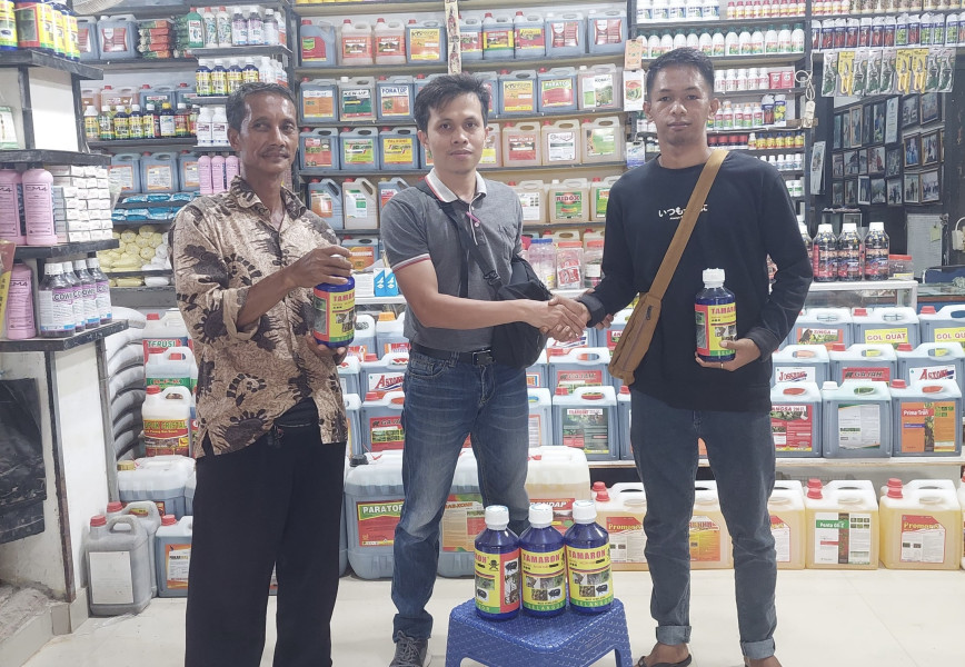 PT GIN Berikan Bantuan 385 Botol Insektisida untuk Petani Desa Bantayan