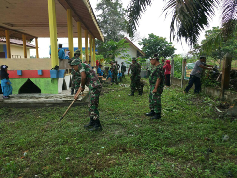 Jaga Kekompakan, Babinsa Inhil Bergotong Royong Bersama Warga