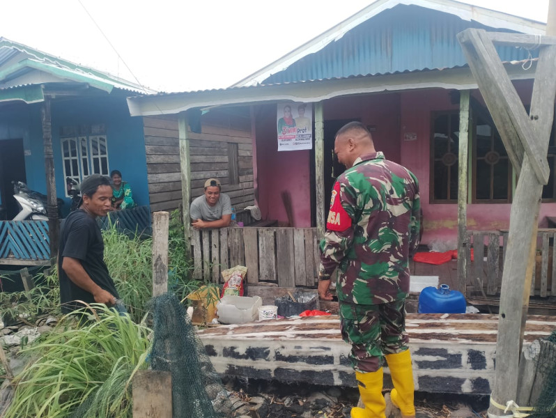 Babinsa Kopda Dodi S Komsos dengan Warga dan Jalin Erat Silaturahmi