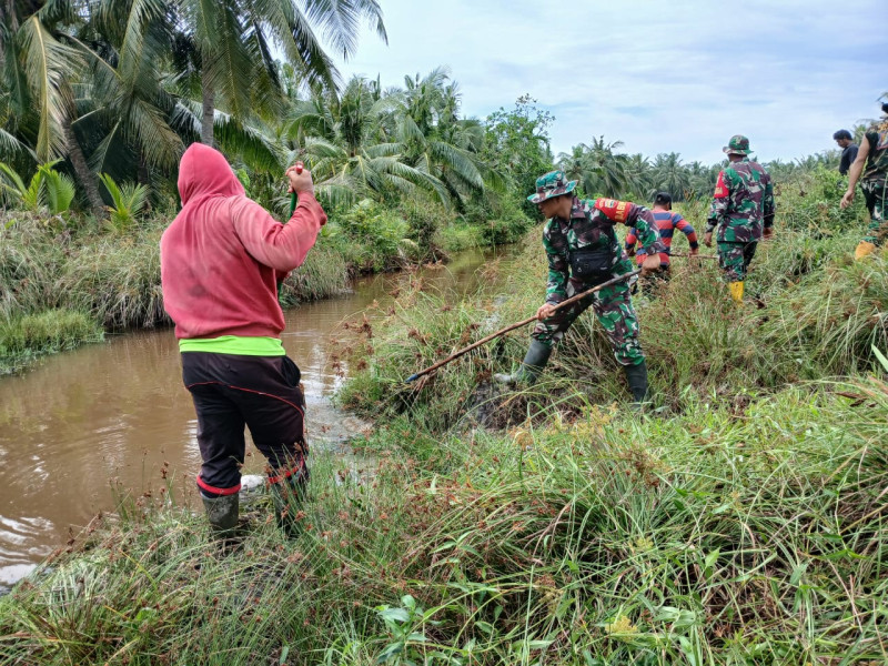 Para Babinsa Koramil 06/Kateman bersama Masyarakat Bombardir Sarang Malaria