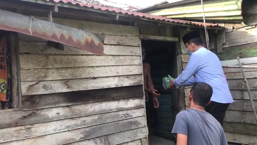 Door to Door, Dani M Nursalam Bagikan Menu Berbuka Puasa untuk Masyarakat Kurang Mampu