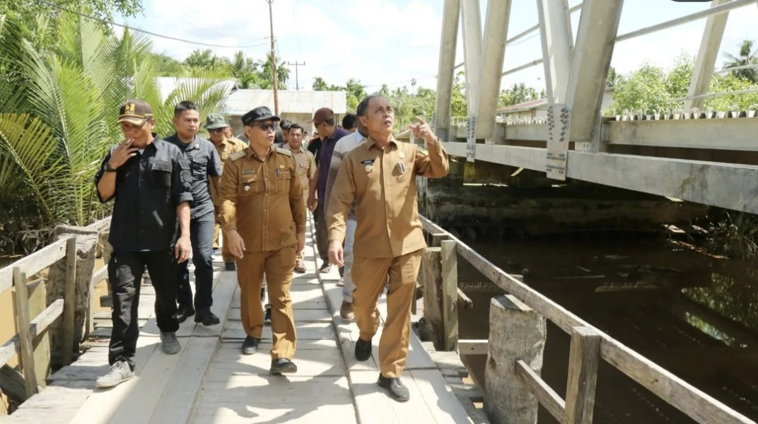 Pj Bupati Herman Tinjau Jalan dan Jembatan di Desa Pulau Kecil Reteh