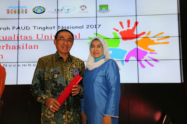 Sukses Kembangkan PAUD, Bupati Inhil Terima Penghargaan Tingkat Nasional