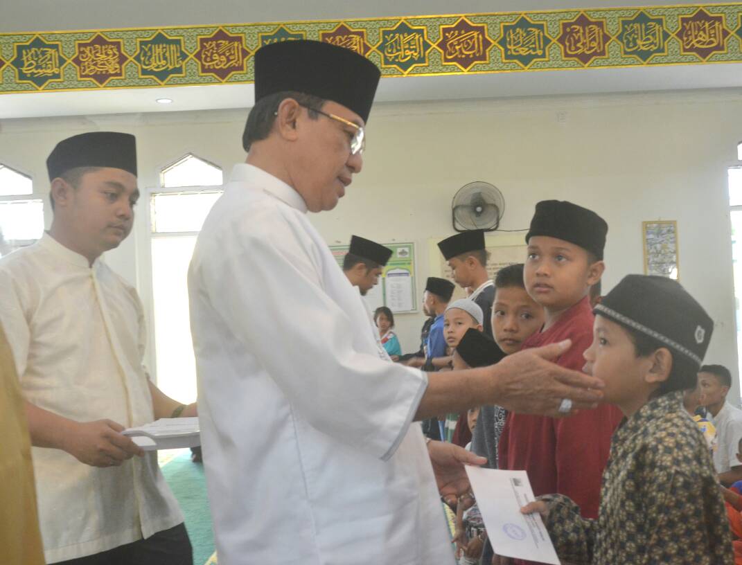 Bupati Inhil Serahkan Bantuan Kepada Puluhaan Anak Yatim Piatu