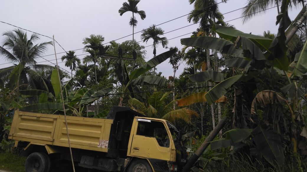 Mobil Hantam Tiang Listrik, Sebagian Wilayah di Inhil Padam