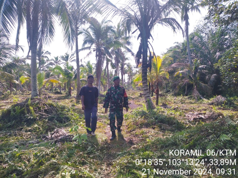 Kopda Ferry TM Patroli Karhutla Bersama Warga Sumber Sari Jaya