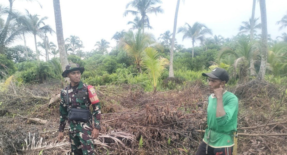 Babinsa Teluk Belengkong Patroli Karhutla Bersama Masyarakat