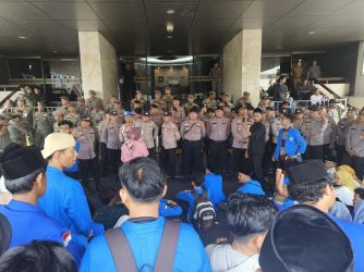 Demo di Kantor Gubernur, Puluhan Mahasiswa Minta Mendagri Cabut SK Pj Walikota Pekanbaru