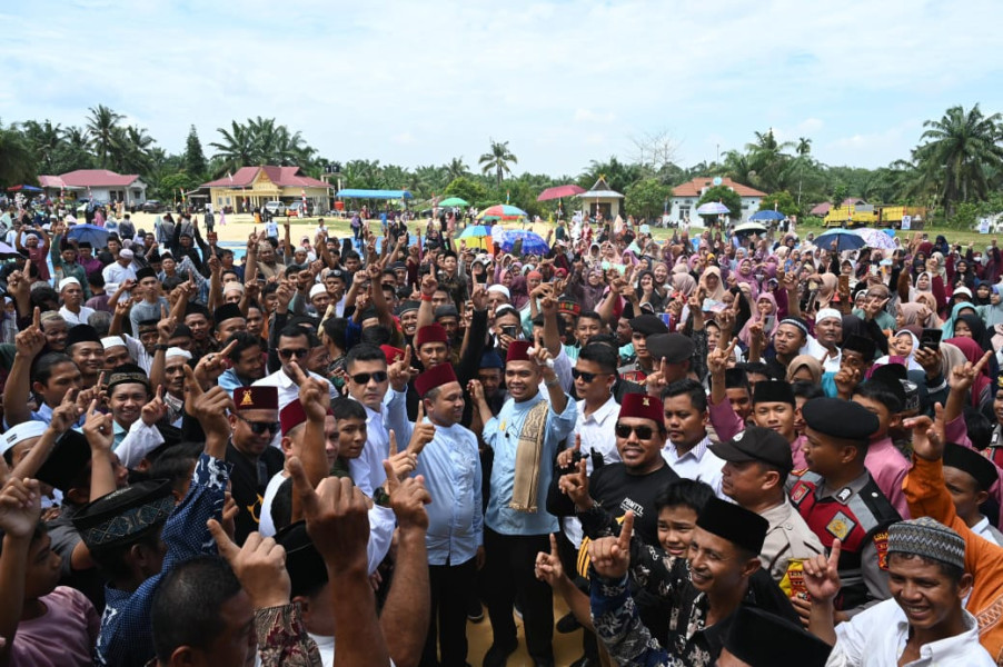 Cuaca Terik, Abdul Wahid dan UAS Turun Panggung Membaur dengan Masyarakat