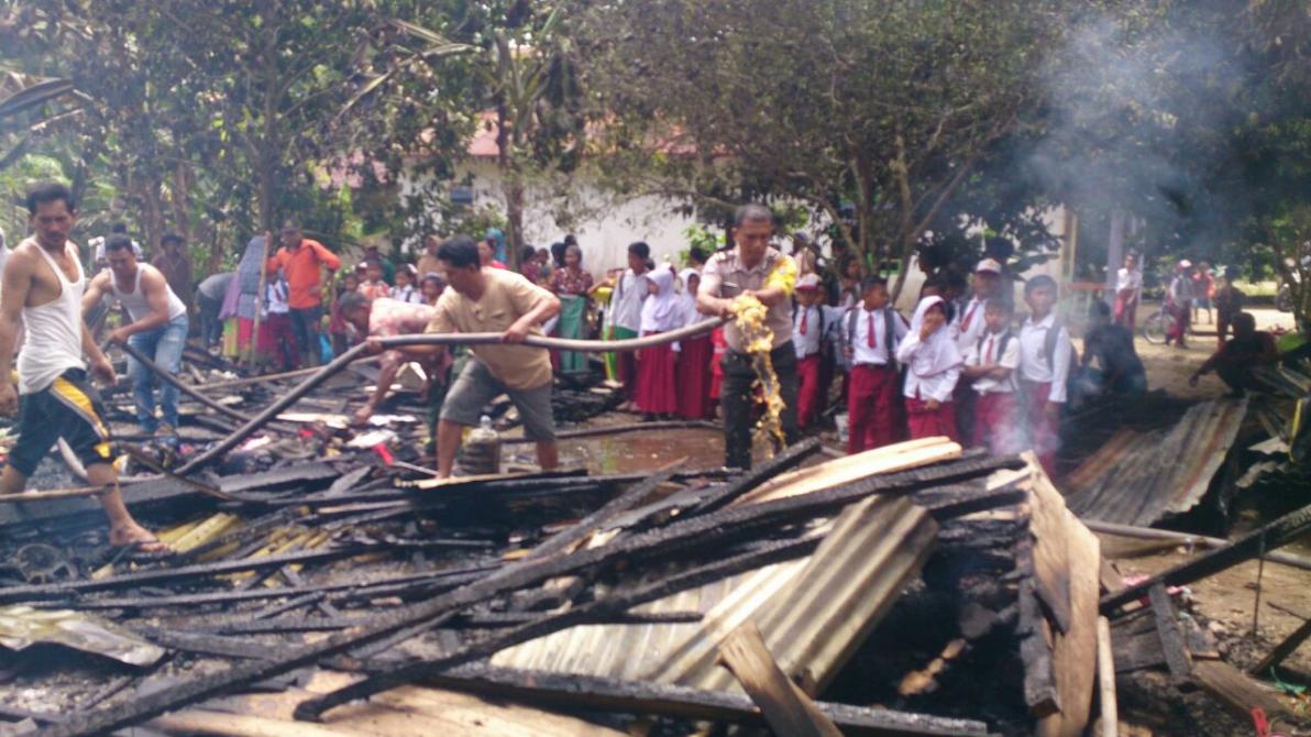 Rumah Penjaga Sekolah di Kempas Ini Luluh Lantak Menjadi Abu