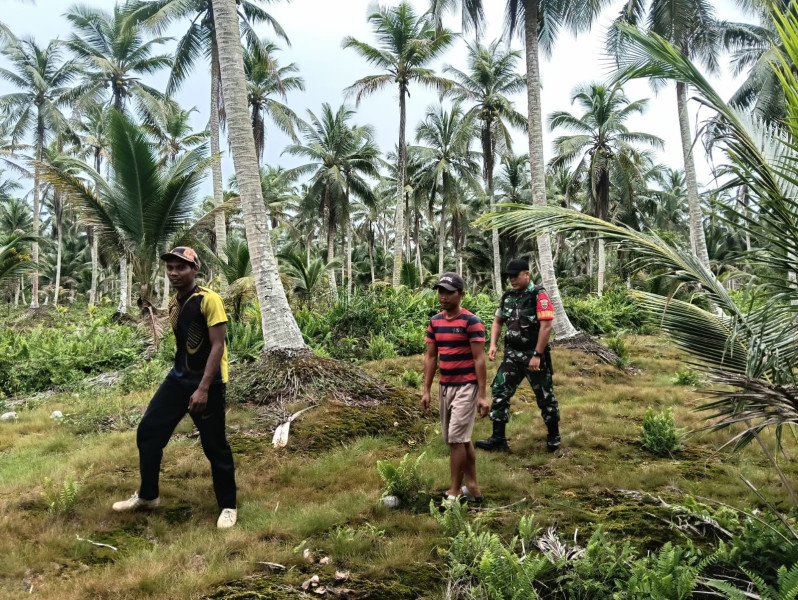 Kopda Raja Sihotang Patroli Karhutla Bersama Warga Tunggal Rahayu Jaya