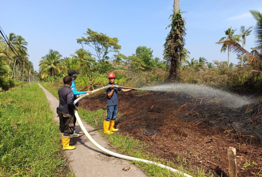 Lagi, PT RSUP Sigap Bantu Warga Pulau Burung Padamkan Karhutla