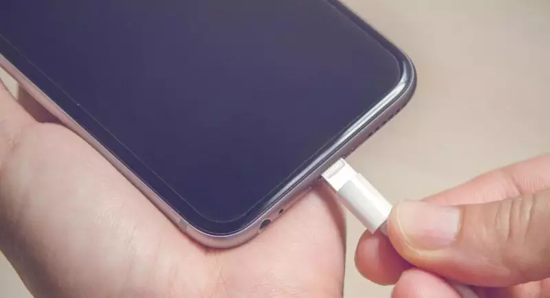 INGAT! Isi Ulang Baterai Smartphone Tidak Boleh Terlalu Full