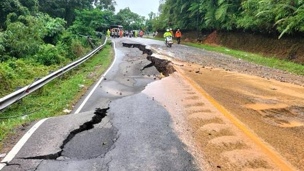 Jalan Lintas Riau-Sumbar di Kampar Rawan Longsor, BPBD Riau Ingatkan Pengendara Tetap Waspada