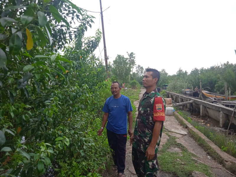 Babinsa Serda Dadang Patroli Karhutla Bersama Warga Gembaran