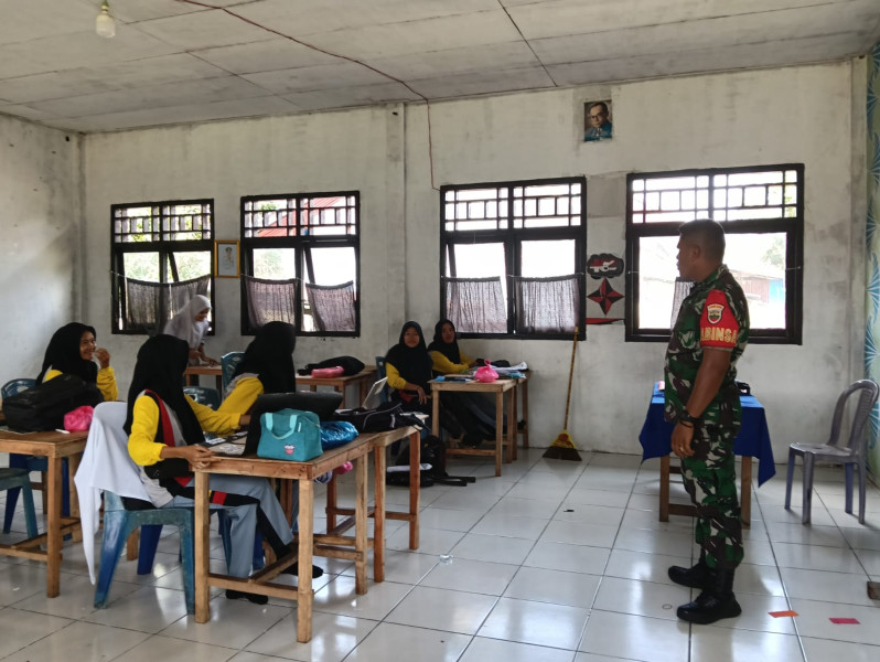 Babinsa Teluk Belengkong Sampaikan Wasbang kepada Pelajar SMA