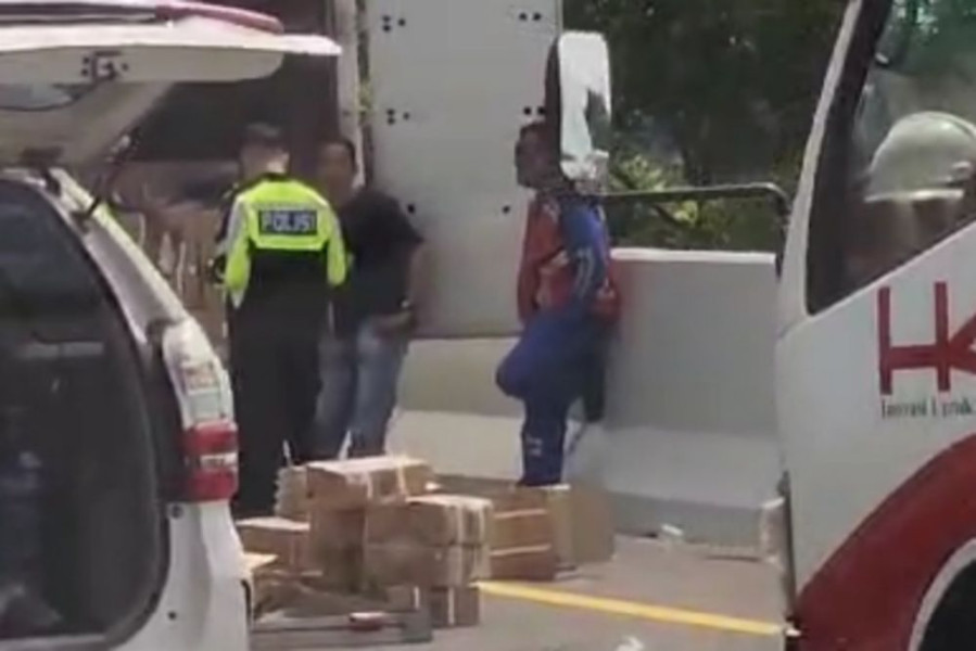 Gegera Pecah Ban Mobil Box Terbalik di Jalan Tol Permai