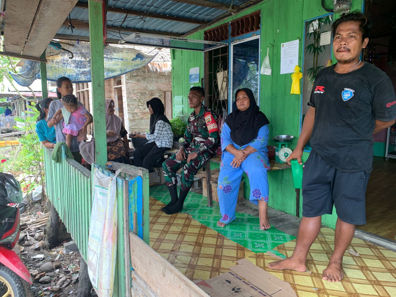 Babinsa Kuala Selat Dampingi Nakes Periksa Warga