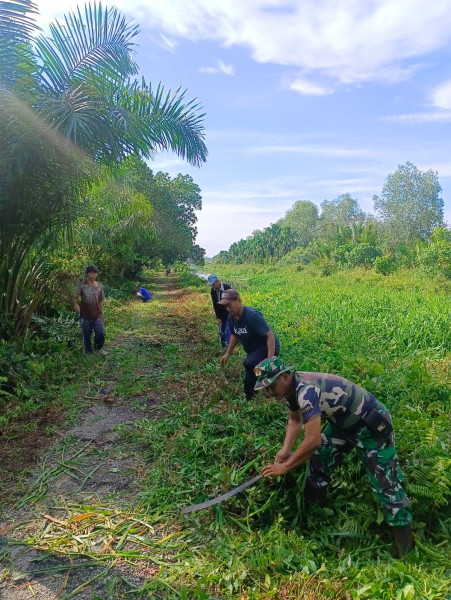 Babinsa Sakarotan Gotong Royong Bersama Warga